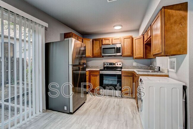 Building Photo - 526 S Howes St