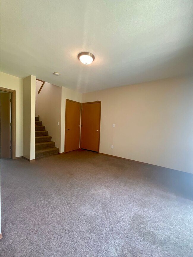 Building Photo - Spacious 3 Bedroom, 2 Bathroom Home!