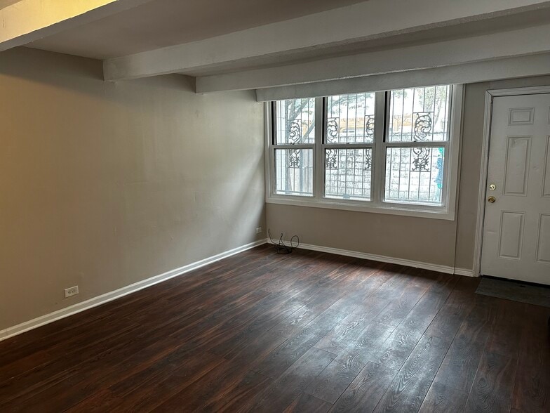 Living Area - 4816 S Drexel Blvd