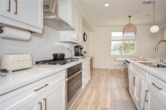 Building Photo - 24218 Hillcrest Dr