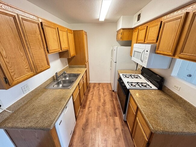 Building Photo - Beautiful 2Bed/2Bath home located in the C...