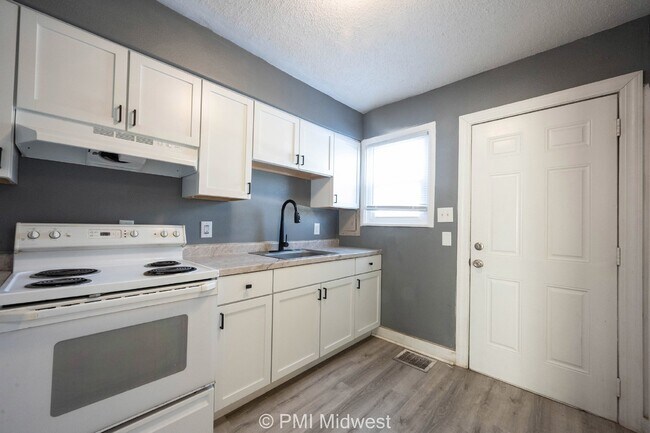 Building Photo - Cozy 2 Bed, 1 Bath Apartment in Indianapol...