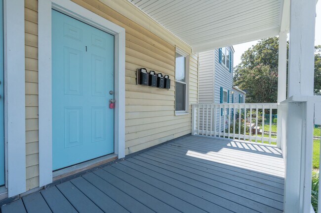 Building Photo - MOVE IN READY 2 Bedroom in the Heart of Oceanview!