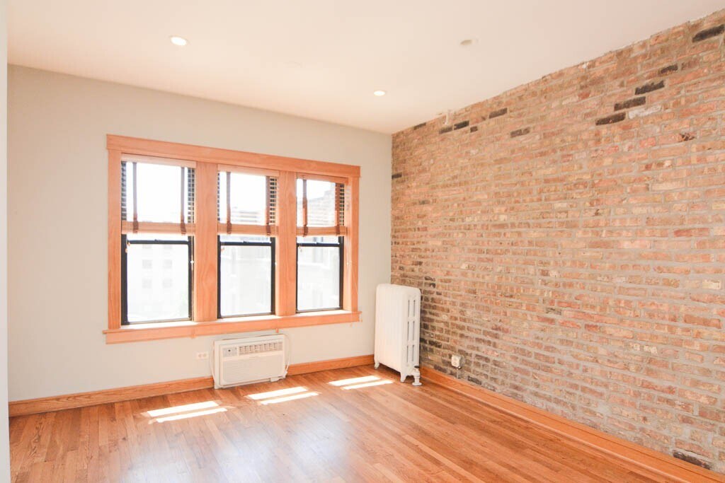 Building Photo - 726 W Addison St