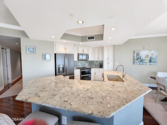 Building Photo - 231 Riverside Dr