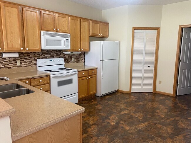 Building Photo - 7697 Coneflower Curv S