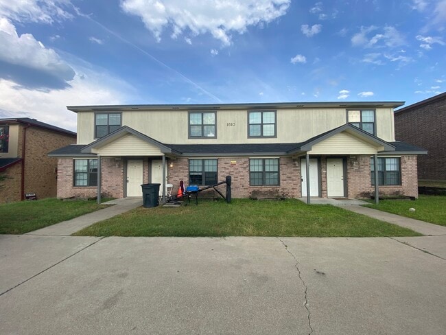 Building Photo - 1610 Aztec Trce