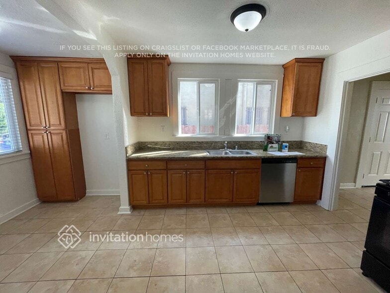 Building Photo - 2627 S Dunsmuir Ave