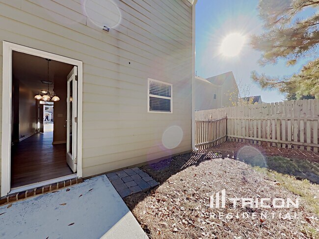 Building Photo - 3650 Lebella Ln