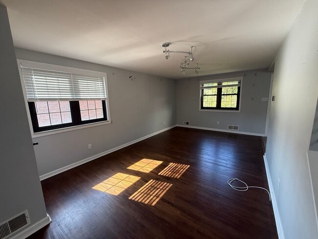 Building Photo - Luxury 3-Bedroom, 1-Bathroom House in Broo...