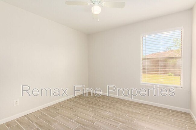 Building Photo - 1851 E Carla Vista Dr