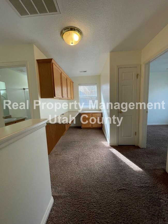 Building Photo - Stunning Townhome in Lehi