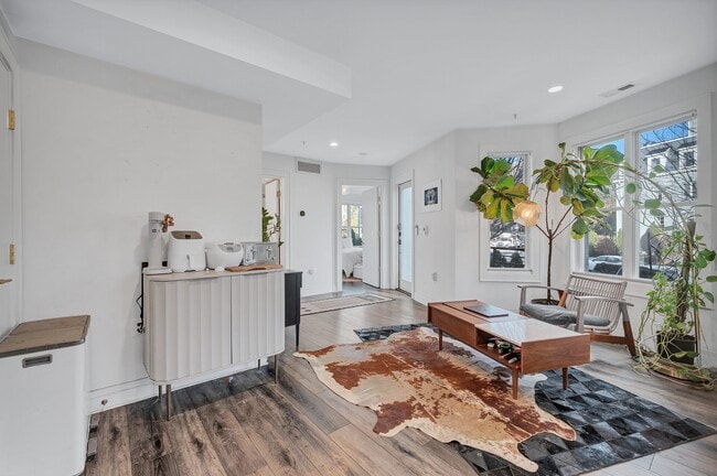 Building Photo - 1300 Park Rd NW