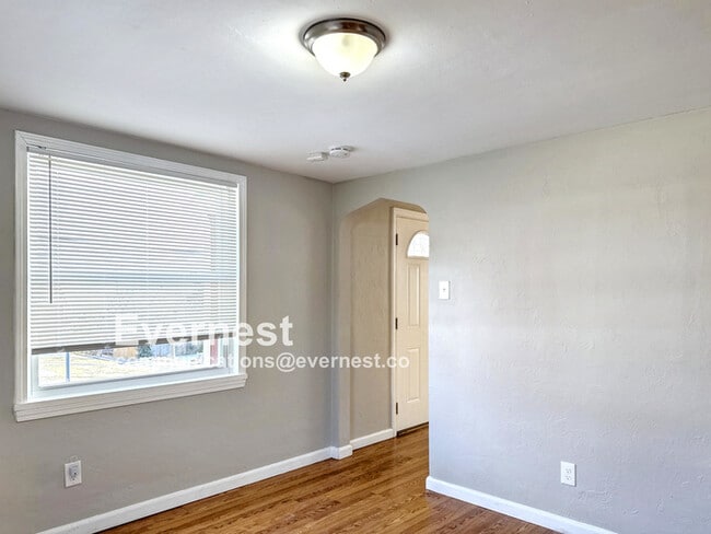Building Photo - 3216 Elderwood Dr