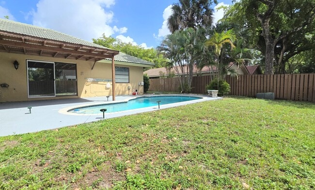 Building Photo - 1530 NW 93rd Terrace