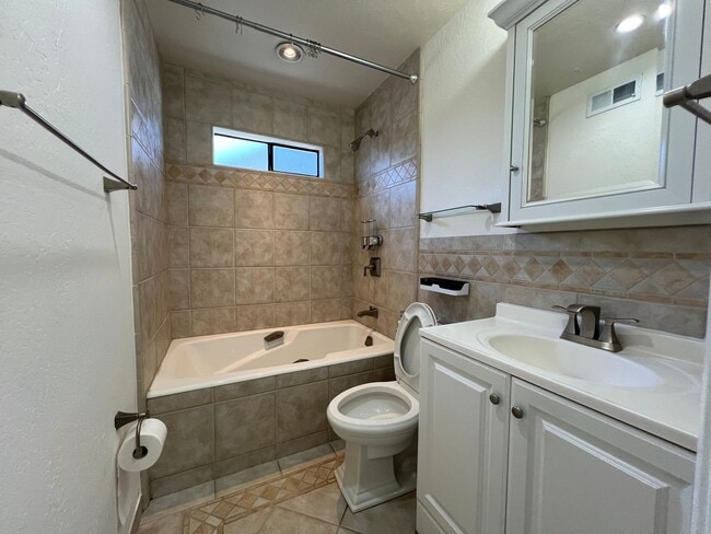 Building Photo - Updated Single Story Home located in Conve...