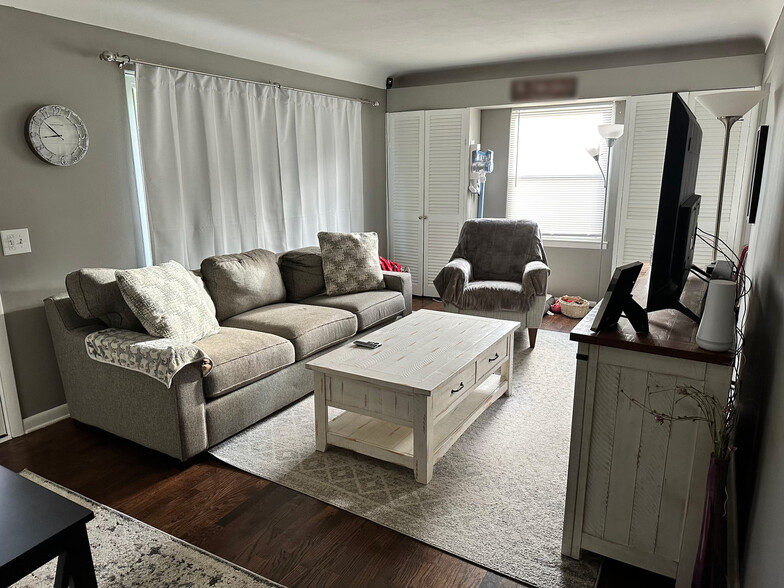 Living Room - 1148 Beech St