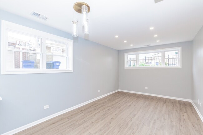 Building Photo - 1343 W 31st St