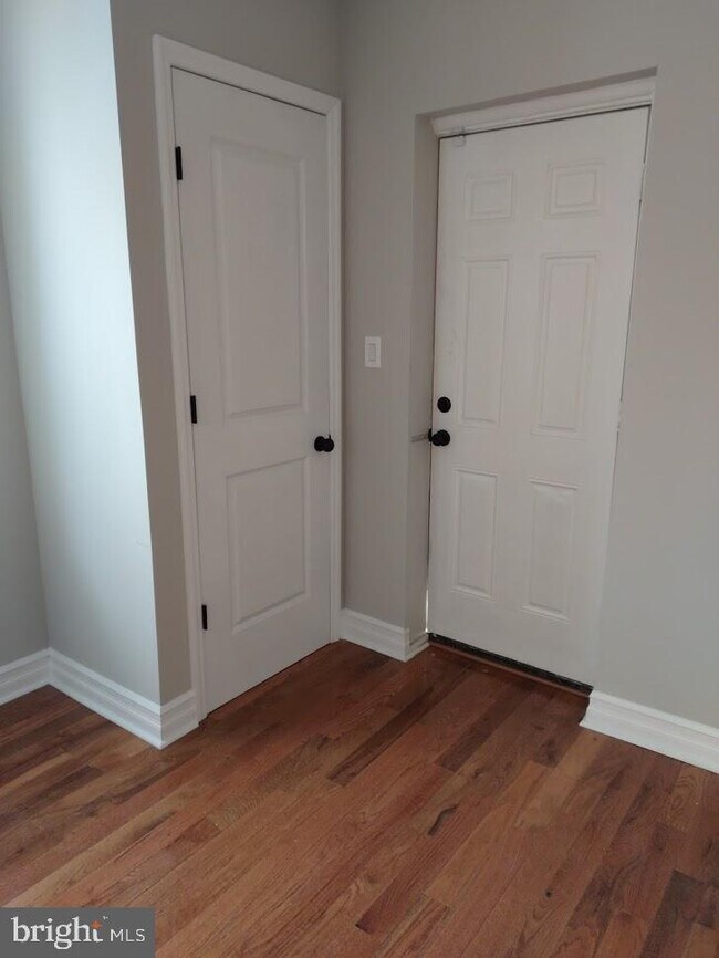 Building Photo - 1812 N Croskey St