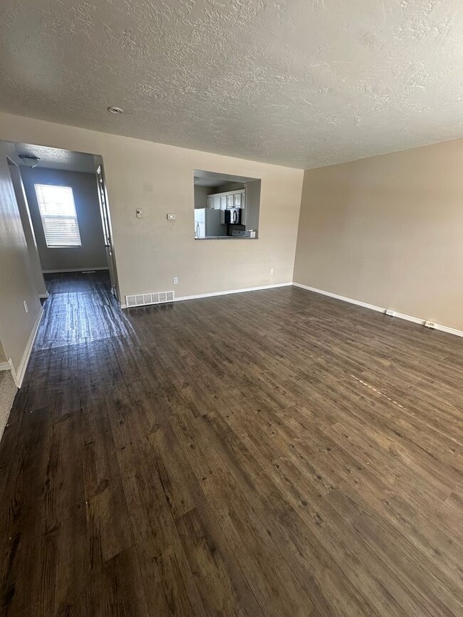 Building Photo - BEAUIFUL TOWNHOME!!!