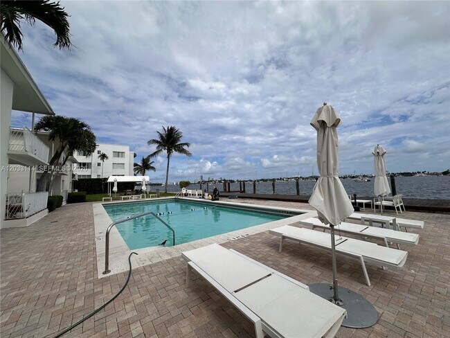 Building Photo - 1100 Venetian Way
