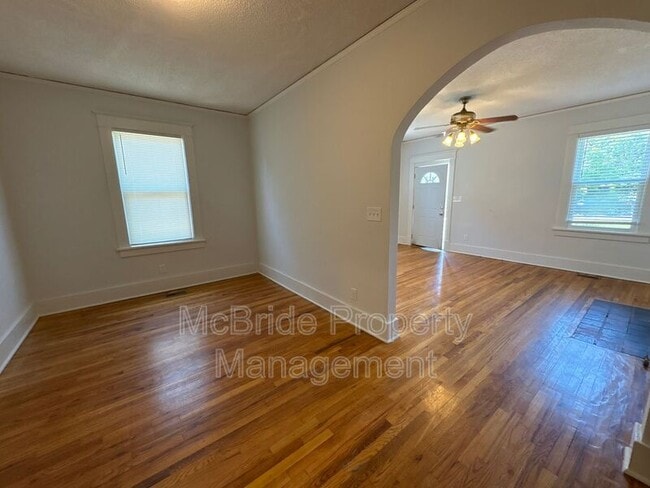 Building Photo - 1112 Troupe St