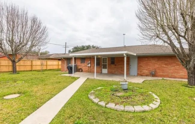 Primary Photo - 1575 Longfellow Dr