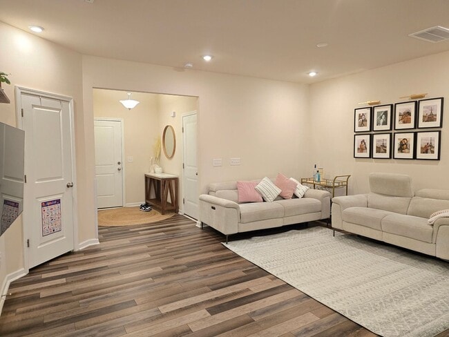 Building Photo - Spacious 3-Bed / 2.5-Bath Townhome near RTP! FREE TV & INTERNET! Reverse Osmosis Purification Sys...