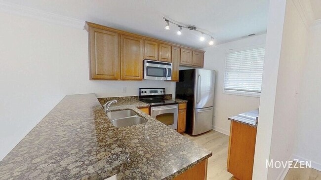 Building Photo - 1336 Green Oaks Ln