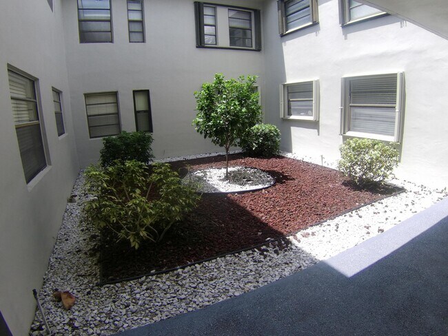 Building Photo - 22 Capri Dr