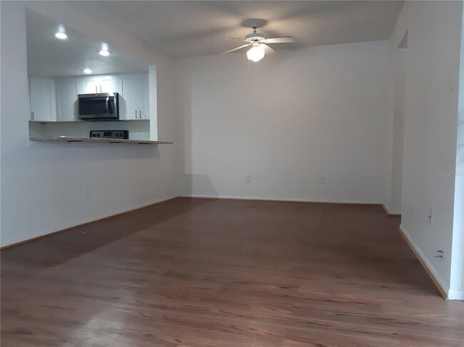 Building Photo - 824 Town Cir