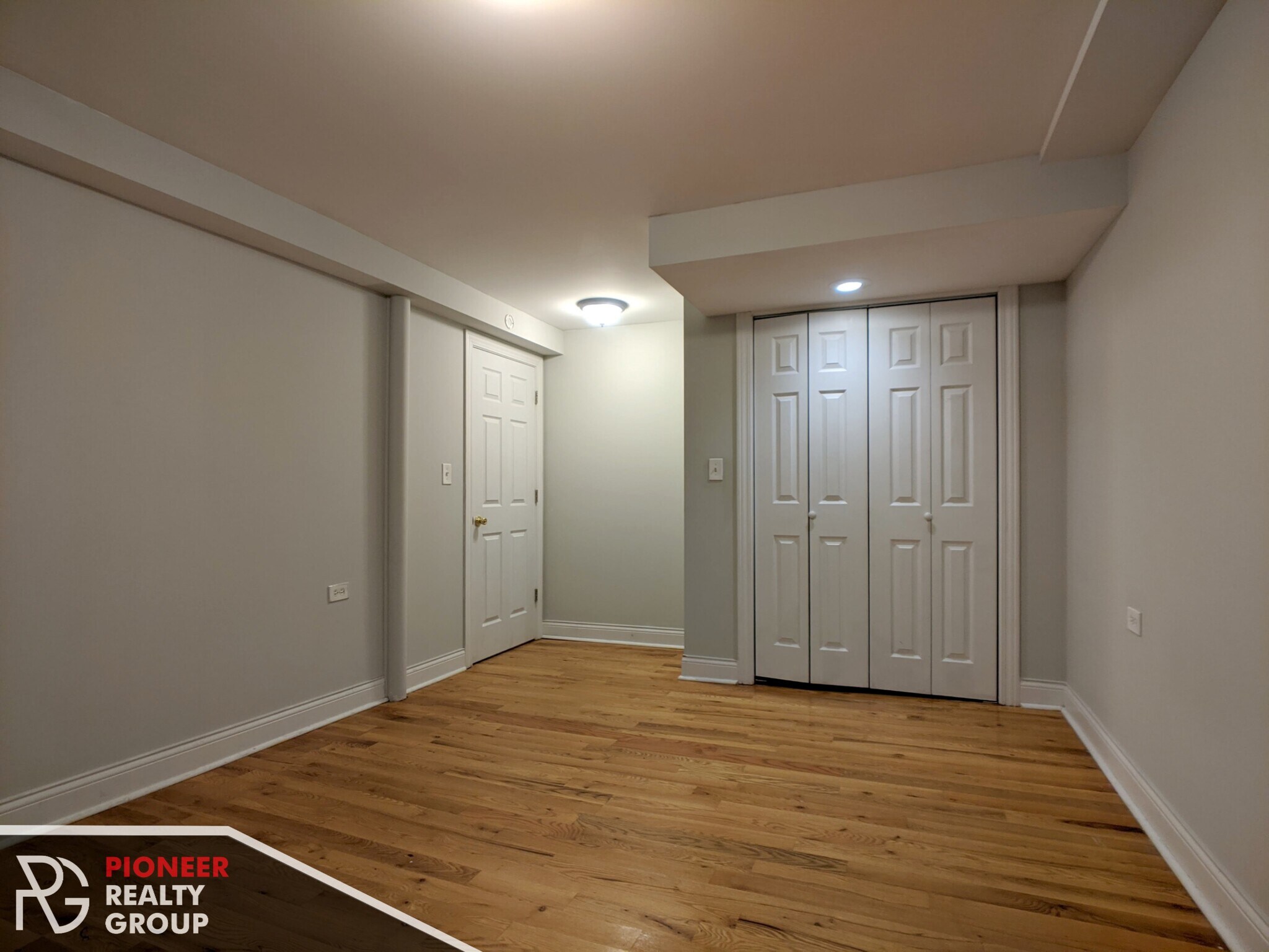 Building Photo - 1126 W Oakdale Ave