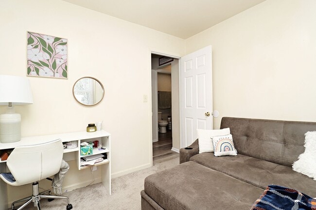 Building Photo - Student-Friendly Fry's Spring Duplex