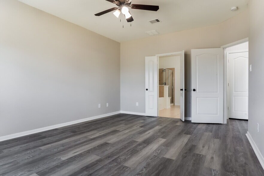 Building Photo - 8343 Broadleaf Ave