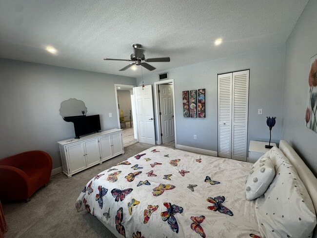 Building Photo - 708 S Tamiami Trl