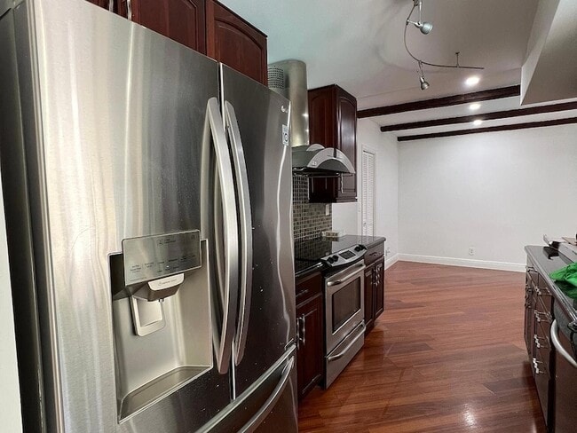 Building Photo - 1250 SW 15th Ave