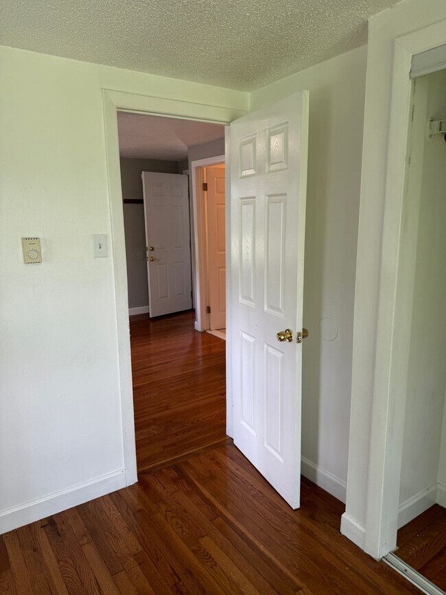 Building Photo - One bedroom Southwick Ma U-11