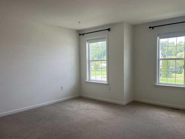 Building Photo - Stunning 3 Bedroom 2.5 Bathroom