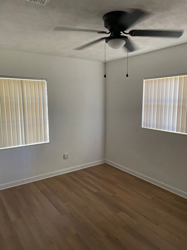 Building Photo - Recently Renovated - New flooring - kitchen - $500 off 1st months rent
