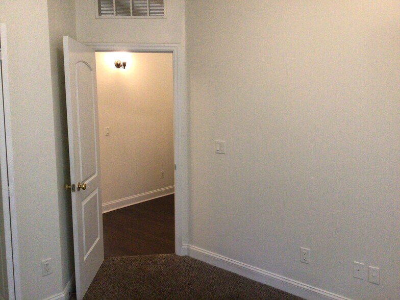 Building Photo - 11551 Oak Meadow Ln