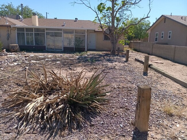 Building Photo - Charming 4-bedroom, 2-bathroom! Showings available NOW!