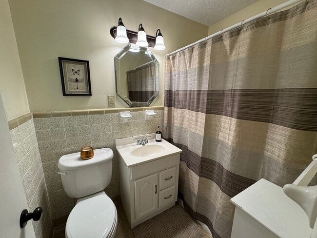 Building Photo - Executive Rental 4 bed 3 bath home in the heart of Country Club