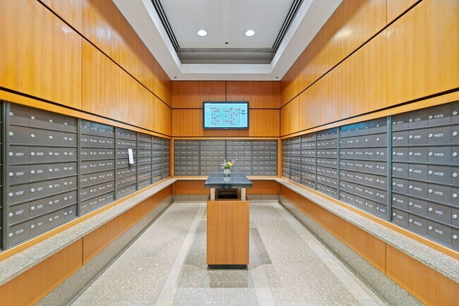 Building Photo - 400 N La Salle Dr