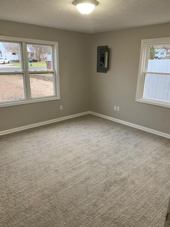 Building Photo - Completely remodeled 3 bedroom 1 bath house