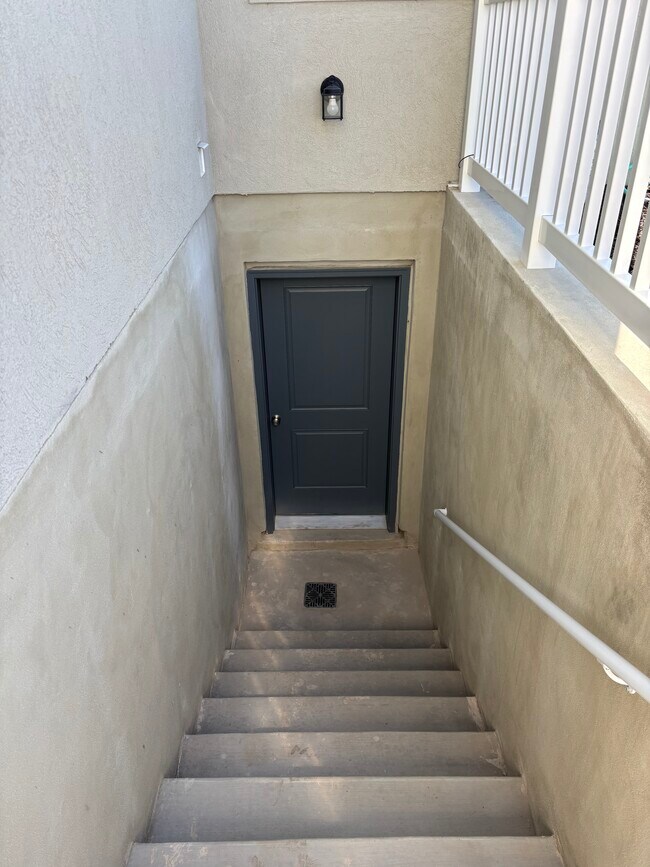 Building Photo - Basement Apartment