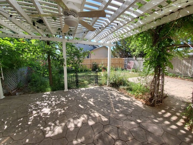 Building Photo - PET FRIENDLY, 4 BEDROOM, 2.5 BATH WITH ATT...