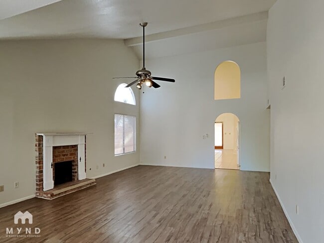 Building Photo - 10487 N Fairway Vista Ln