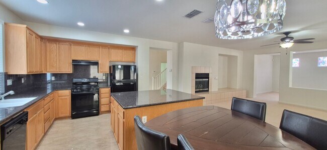 Building Photo - 2080 Mariposa Dr
