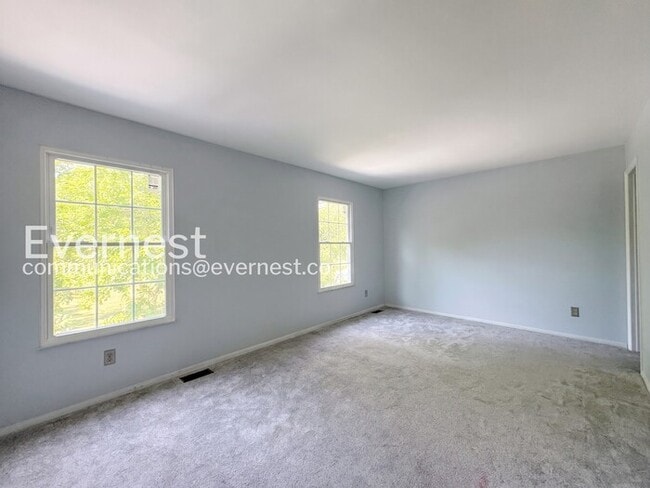 Building Photo - Spacious Town Home with Modern Amenities / 3 Beds & 2.5 Bath / Available Now!