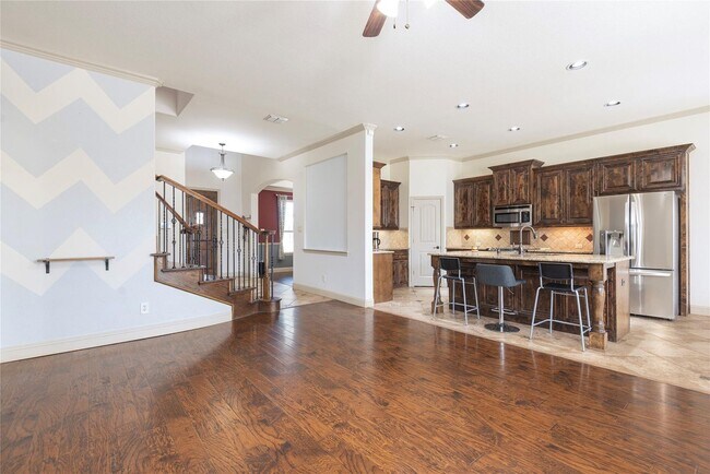 Building Photo - Oak Point Beauty